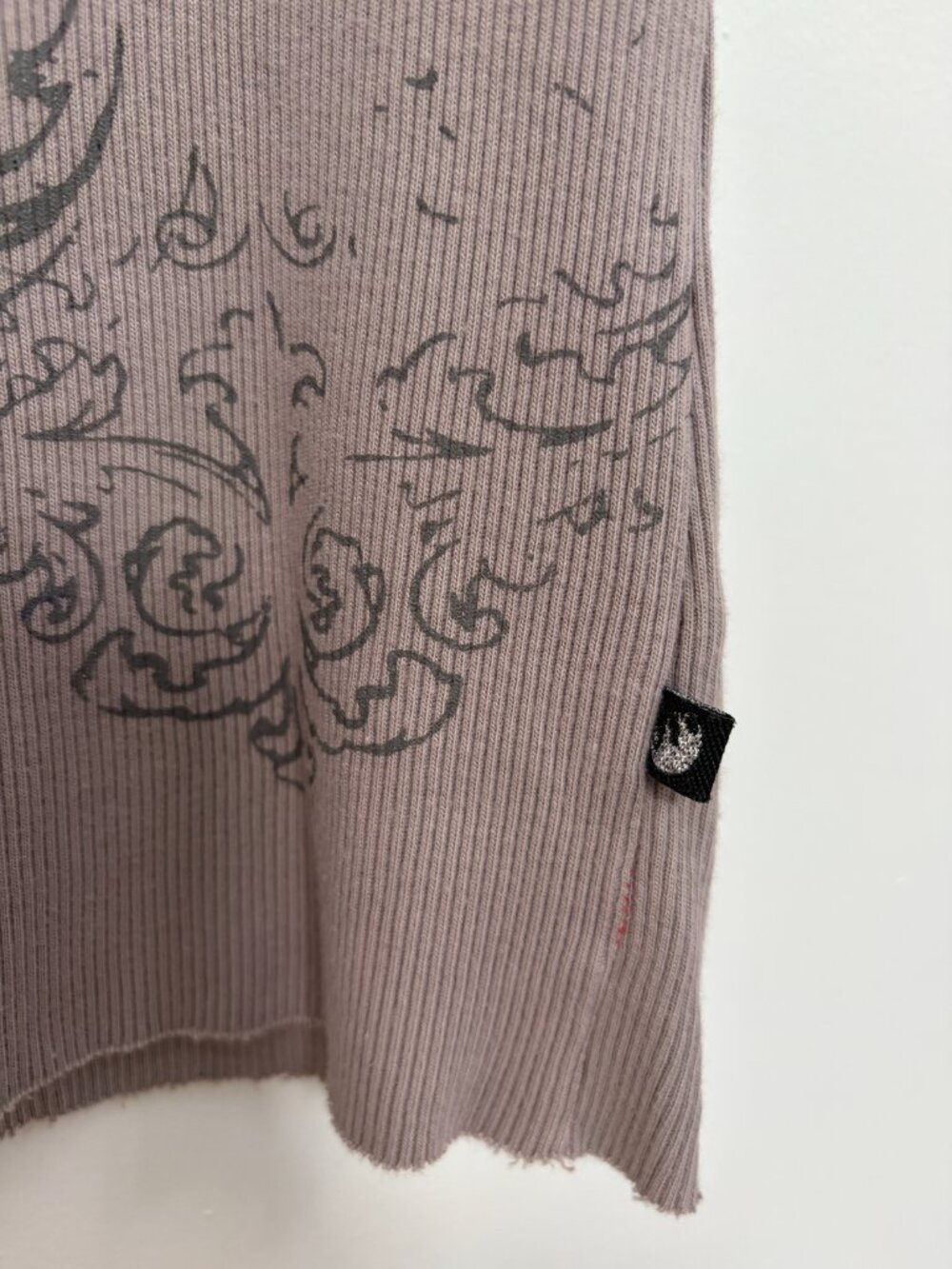 2000s Embroidered Ribbed Graphic Tank - Picture 4 of 6